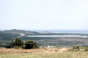 고대 페르시아 요새 에이온(왼쪽)과 스트루마 강 어귀(오른쪽), 암피폴리스(Ennea Hodoi)에서 바라본 모습