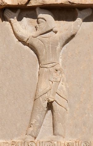 스키타이인(사카족)은 아케메네스 왕조 군대의 상당 부분을 차지했다. 기원전 480년경, 나크셰 로스탐에 있는 크세르크세스 1세의 무덤 세부 묘사.