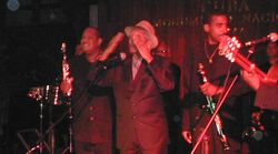 쿠바 호텔에서 관객에게 작별 인사를 하는 콤파이 세군도, 2002년 10월