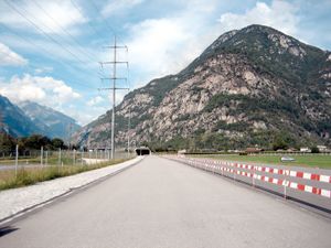 바아스카 근처의 새 고트하르트 베이스 터널 철도 노선