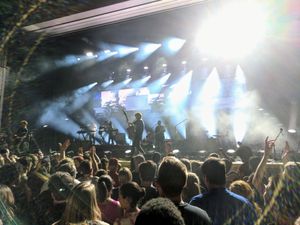 더 내셔널의 애런 데스너가 무대에서 공연하는 사진