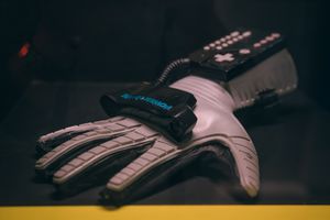 독일 베를린의 비디오 게임 박물관에 전시된 파워 글러브