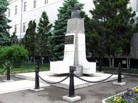 클루지나포카의 슈테판 첼 마레 광장에 있는 아브라메스쿠 흉상