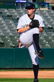 세트 포지션에서 투구하는 닉 터리 (투구 동작 3)