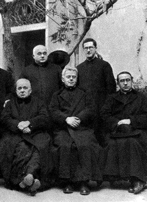 1930년의 시리 (뒷줄 오른쪽 첫 번째)