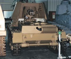 개방형 상부 구조를 후방에서 촬영.