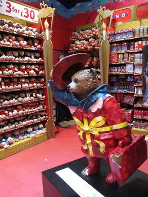 패딩턴 베어의 동상 (캐릭터의 권리를 구매) 햄리스 런던에 있으며 어린이 학대 방지 전국 협회 (NSPCC)를 위해 경매에 부쳐졌다.