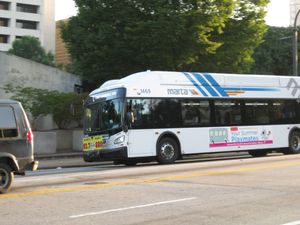 2013년 1번 버스를 운행하는 노스 애비뉴 역을 출발하는 MARTA Xcelsior 1469