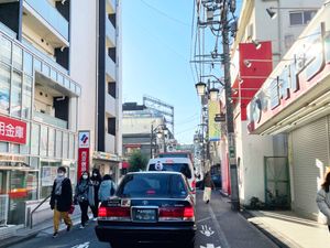 일방통행인 누마부쿠로역 앞 거리. 버스 노선이기도 하다