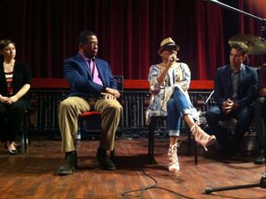 모로코의 라바트에서 열린 음악 강의에 출연하는 허비 행콕과 디 디 브리지워터