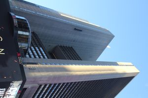 브로드웨이에서 본 두 개의 날개 모습