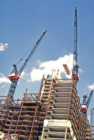 1984년 6월 건설 중인 호텔