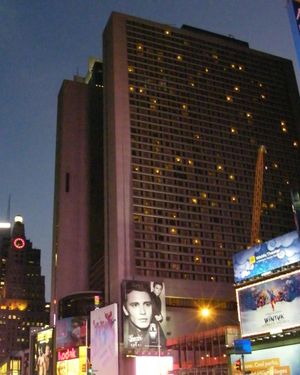 밤에 보이는 뉴욕 메리어트 마르퀴스