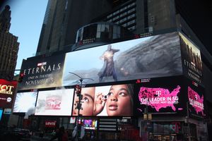 정면에 설치된 전광판