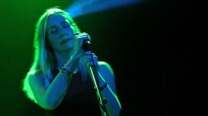 존 더글라스의 누이 리 더글라스. 게스트 참여 후 정식 멤버가 되었다.