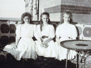 왼쪽부터 타티야나 니콜라예브나 여대공, 이리나 알렉산드로브나 유수포바, 올가 니콜라예브나 여대공