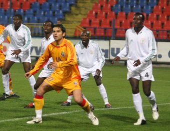 디커가 나이지리아와의 경기에서 플레이하고 있다.