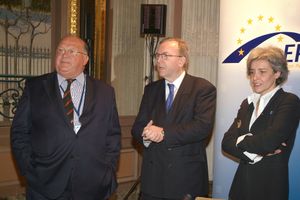 2005년 3월 유럽 국민당 회의에서 데하네(왼쪽)와 빌프리트 마르턴스(중앙)