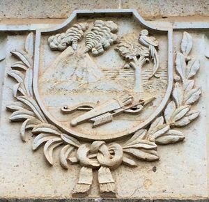 케찰테낭고 묘지에 있는 영웅들의 묘비에 새겨진 로스 알토스 주(州)의 문장