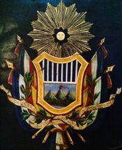 1858년과 1871년 사이의 과테말라 공화국 문장. 1892년 극장이 개조되기 전에 극장 앞면에 복제품이 조각되었다.