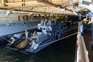 바탄에 정박하는 마크 VI 순찰정