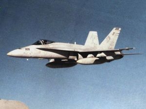 1985년경 비행 중인 [[VFA-132|VFA-132 Privateers]]의 F/A-18A 호넷