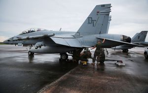 미 해병대가 앤더슨 공군 기지에서 VMFA-242 소속의 F/A-18D를 정비하고 있다.