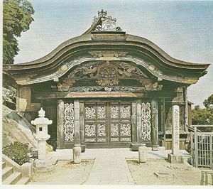 가라몬 문 측면