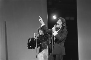 1974년 텔마 홉킨스와 함께 공연하는 모습