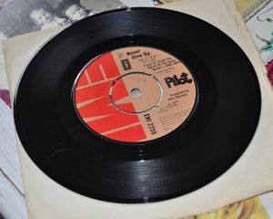 노치가 있는 7인치 EMI 싱글