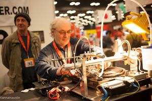 SXSW 2014에서 비닐 레코드 제작 시연