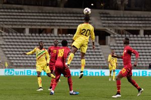 마이가가 2015년 3월 31일 가나와의 친선 경기에서 헤딩을 하는 모습