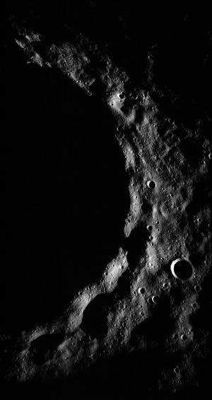 명암 경계선에 있는 티모차리스 분화구의 동쪽 (아폴로 15호)