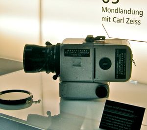 Hasselblad 500 EL Data와 칼 자이스 렌즈, 70 필름 홀더는 아폴로 계획의 일환으로 세계 최초로 달에서 촬영하는데 쓰인 카메라이다.