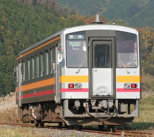 지즈역 - 쓰야마역 구간을 운행하는 키하 120형 (2009년 11월 8일 미마사카가모역 - 치와역 구간)