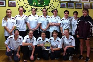 로토 NRFL 여자 프리미어 리그 플레이트와 함께 2013년 여자 프리미어 팀