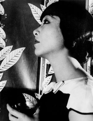 칼 반 베흐텐이 1932년에 찍은 안나 메이 웡의 초상화