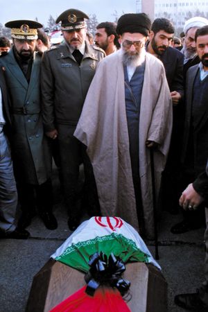 레자이 (왼쪽 첫 번째)가 1995년 1월 8일 공군 지휘관의 장례식에서 최고 지도자 알리 하메네이와 함께 있다.