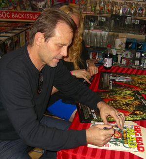 배우 마이클 빈 (2012년 촬영)이 MAD 268호(1987년 1월)에 사인하고 있는데, 이 호는 빈의 영화 에이리언을 패러디한 것이다.