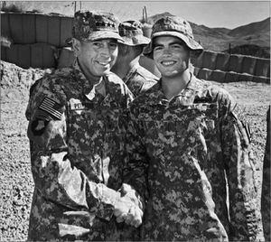 2010년 아프가니스탄에서 아들 스티븐과 함께 있는 퍼트레이어스