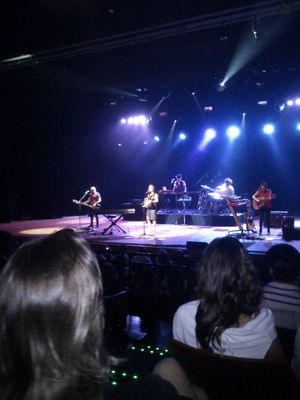 2014년 5월 21일 브라질 나탈에서 라이브 공연 중인 훌리에타 베네가스와 밴드.