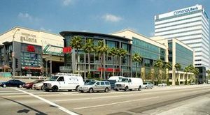 셔먼 오크스 갤러리아 2002년. 1998년부터 2001년까지 해나 바베라와 워너 브라더스 애니메이션이 위치했던 건물이 오른쪽에 보인다.