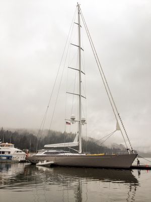 2014년 롤러 퍼링(roller furled) 방식의 지브와 메인세일을 장착한 크루징 요트, Destination