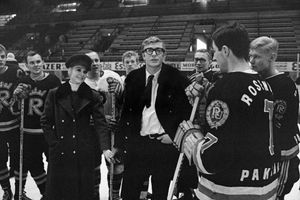 핀란드 아이스 하키 클럽 RU-38이 영화를 위해 카르후-키삿과 아이스 하키 싸움을 벌였다.