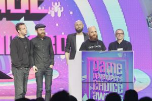 돈노드 개발자들이 2016년 게임 개발자 선택 어워드에서 라이프 이즈 스트레인지로 수상하는 모습. 라울 바르베, 미셸 코흐 감독, 루크 바가두스트 프로듀서 참석