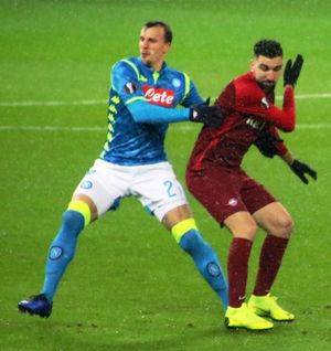 유로파 리그 16강에서 레드 불 잘츠부르크를 상대로 경기하는 키리케슈(왼쪽, 2019년 3월 14일)