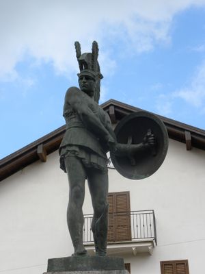 피에트라본단테의 삼니테 전사 조각상