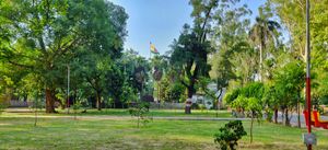 간디 우디안(Gandhi Udyan), 이전에는 컴퍼니 가든(Company Garden)으로 불렸으며, 시빌 라인스의 영국 라지 시대에 설립되었다.