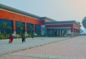 이자트나가르는 북동부 철도 구역의 북동부 철도의 세 개 구역 중 한 곳의 구역 본부이다.