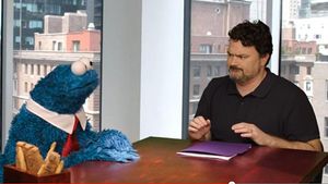 더블 파인 설립자 팀 셰퍼(Tim Schafer) (오른쪽)와 쿠키 몬스터(Cookie Monster) (왼쪽)가 세서미 스트리트: 한 번의 괴물 이야기(Sesame Street: Once Upon a Monster) 홍보 영상에서